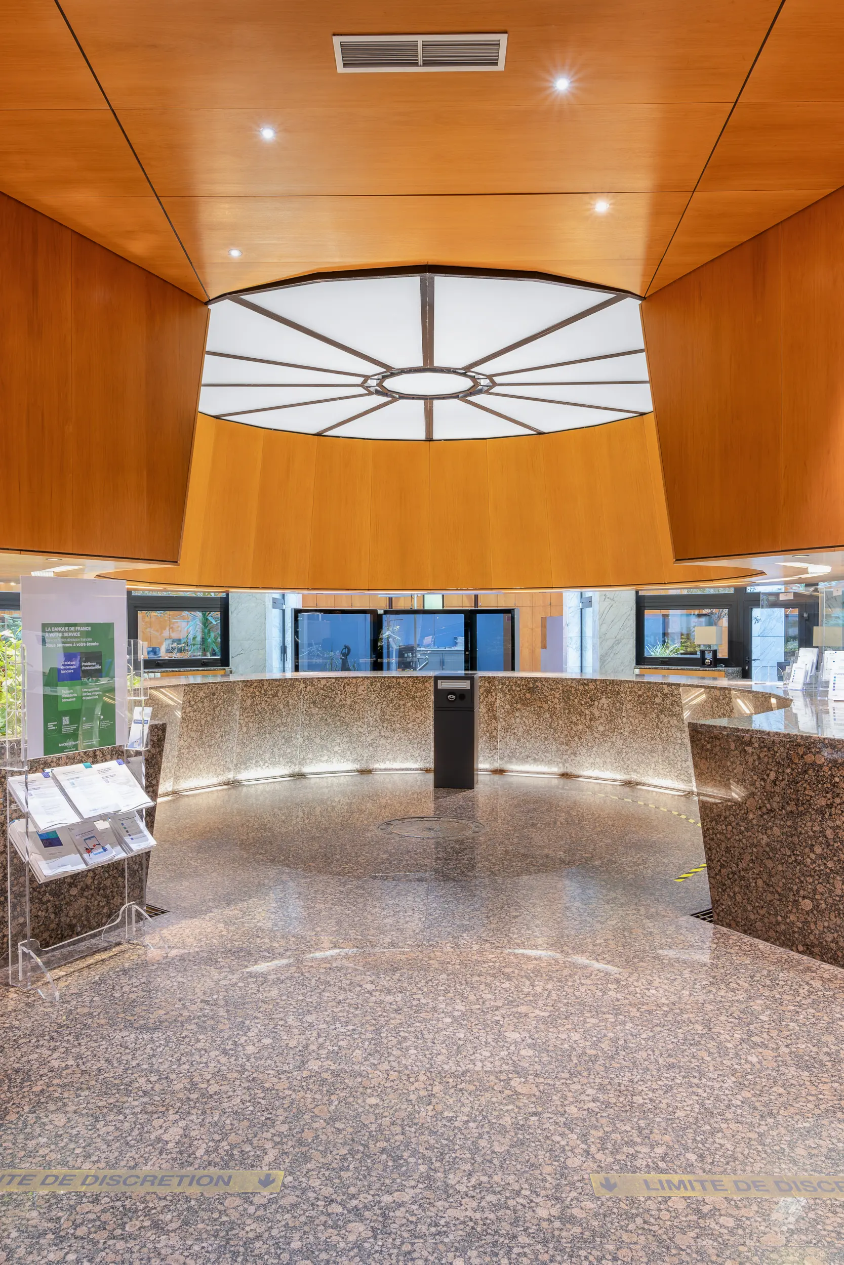 Architecture intérieure de la banque de France de Strasbourg conçue par l'architecte Roland Meyer en 1990 photographie d'architecture prise par Cyril Bécard