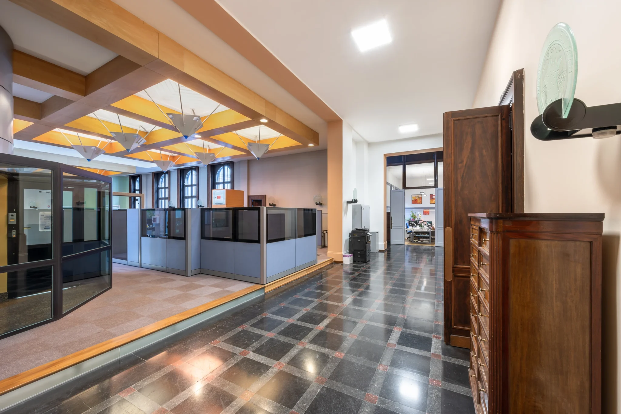 Architecture intérieure de la banque de France de Strasbourg conçue par l'architecte Roland Meyer en 1990 photographie d'architecture prise par Cyril Bécard