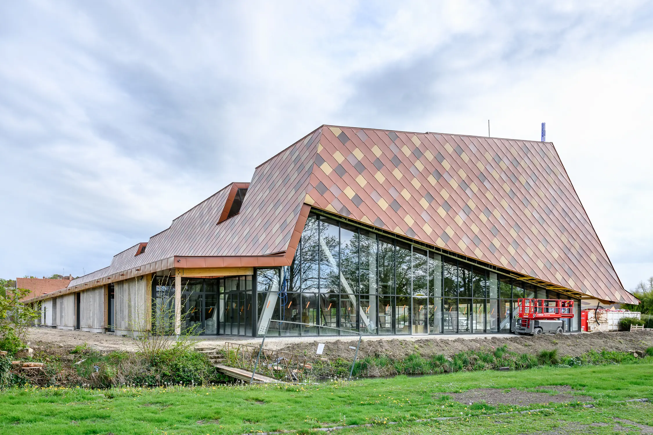Photo de suivi de la construction de la nouvelle salle polyvalente d'Estissac, photographies d'architecture prise par Cyril Bécard