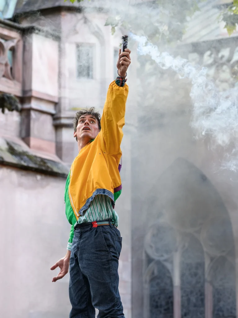 performance artistique du collectif AR au Festival des Arts de la Rue de Strasbourg en 2024 we love catastrophe
