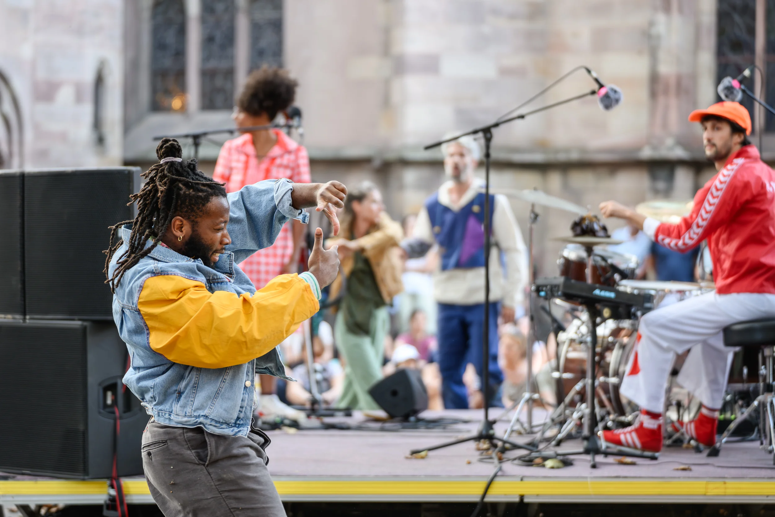 performance artistique du collectif AR au Festival des Arts de la Rue de Strasbourg en 2024 we love catastrophe