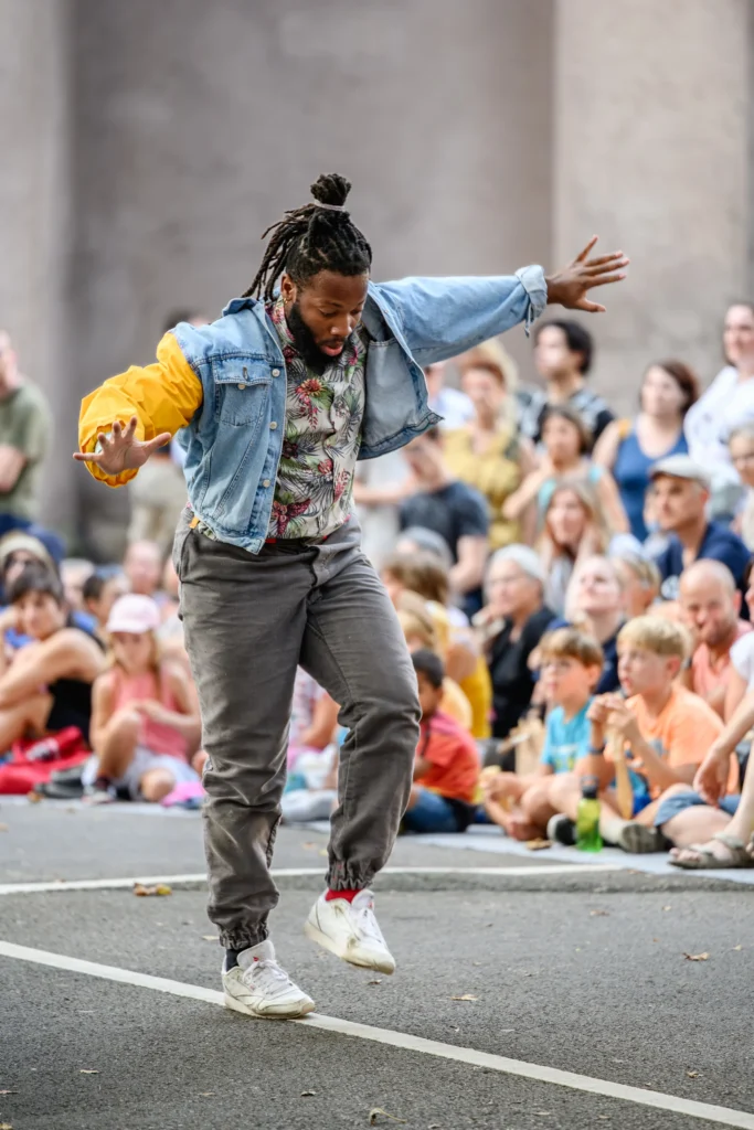 performance artistique du collectif AR au Festival des Arts de la Rue de Strasbourg en 2024 we love catastrophe