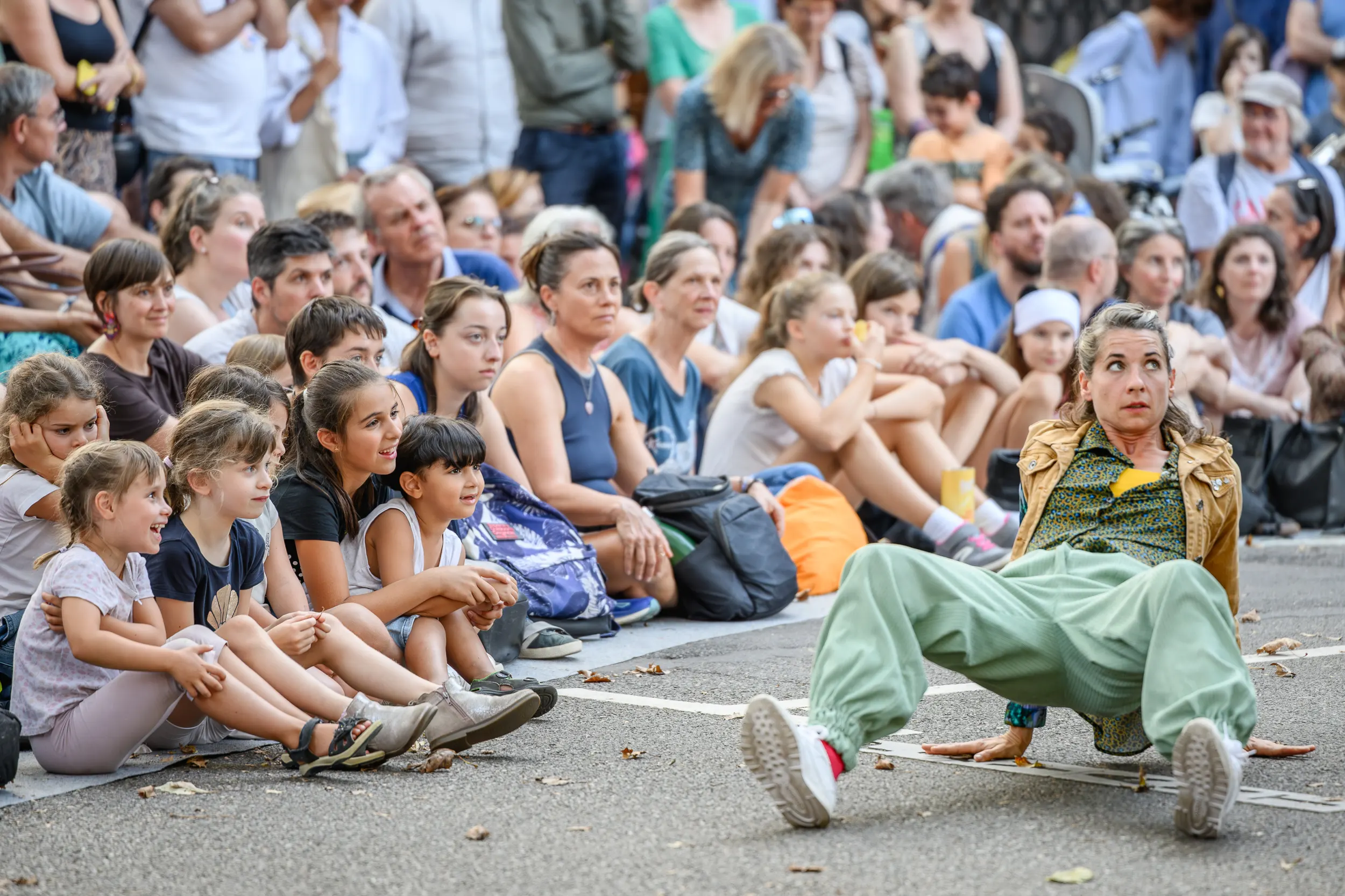 performance artistique du collectif AR au Festival des Arts de la Rue de Strasbourg en 2024 we love catastrophe