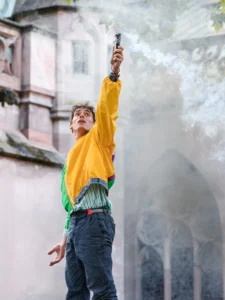 performance artistique du collectif AR au Festival des Arts de la Rue de Strasbourg en 2024 we love catastrophe