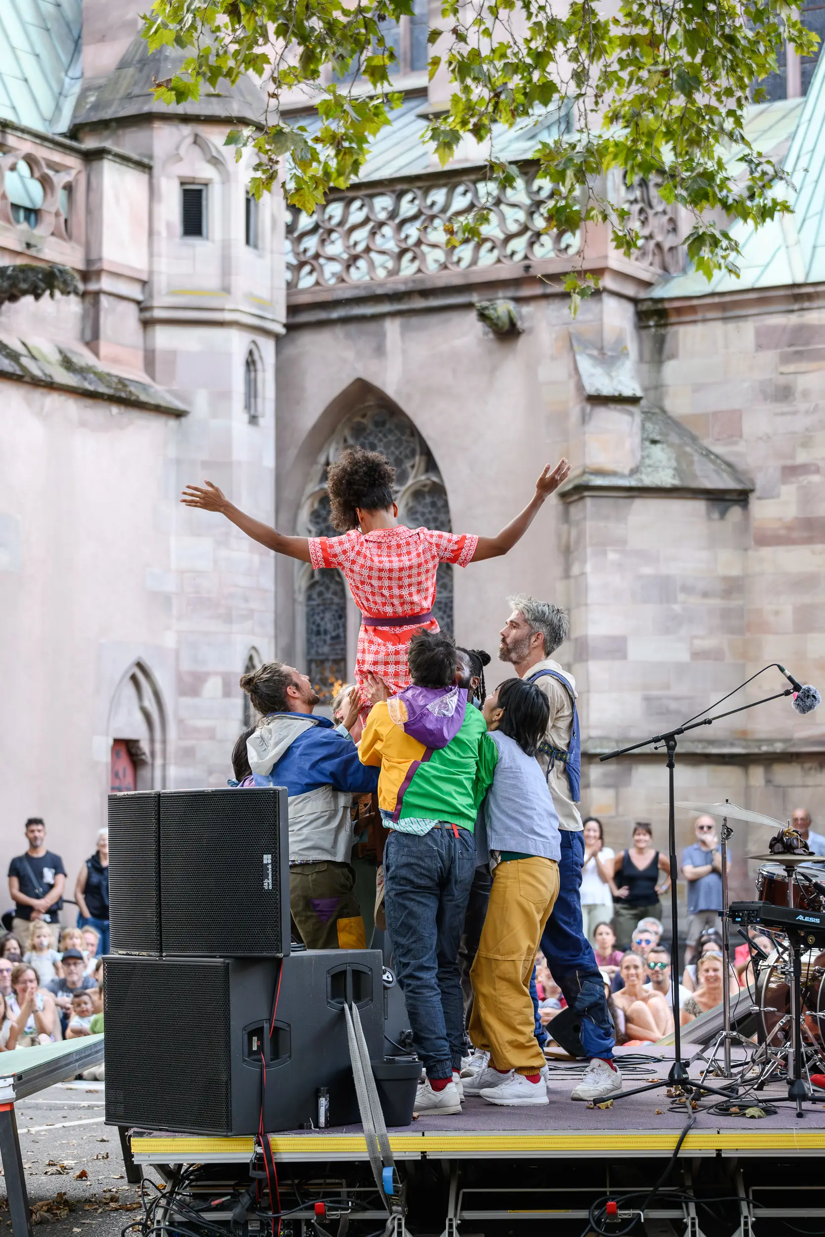 performance artistique du collectif AR au Festival des Arts de la Rue de Strasbourg en 2024 we love catastrophe