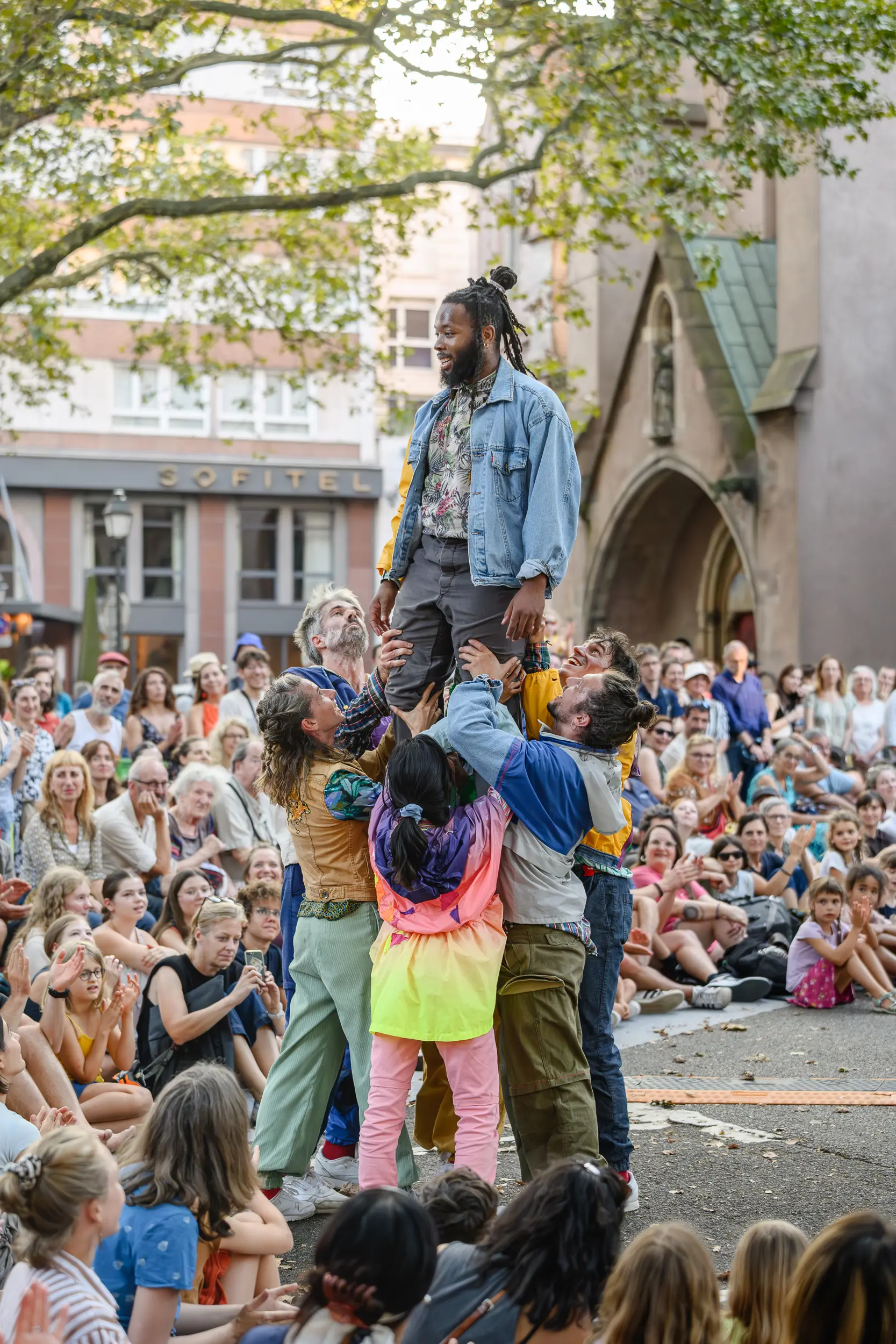 performance artistique du collectif AR au Festival des Arts de la Rue de Strasbourg en 2024 we love catastrophe