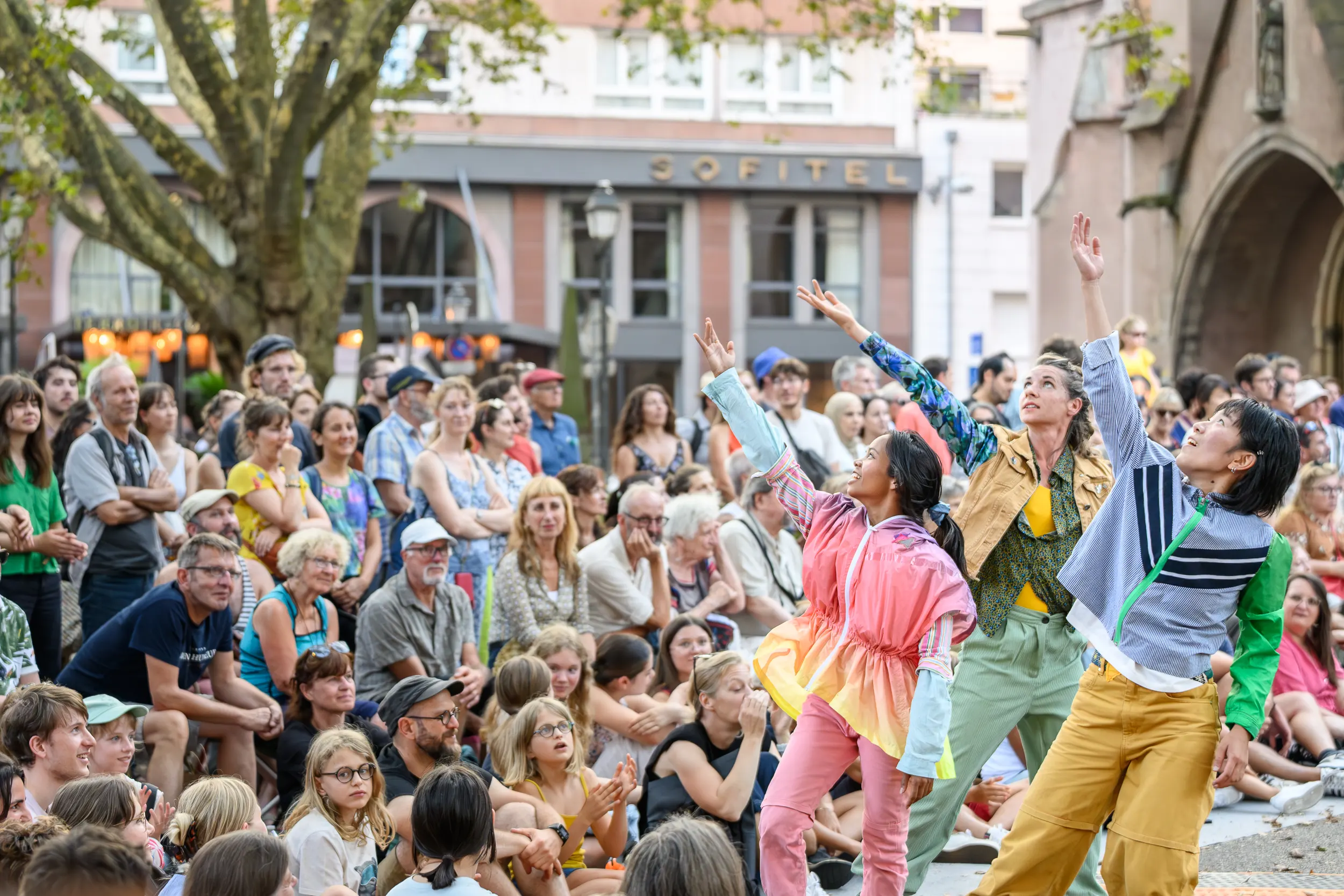 performance artistique du collectif AR au Festival des Arts de la Rue de Strasbourg en 2024 we love catastrophe