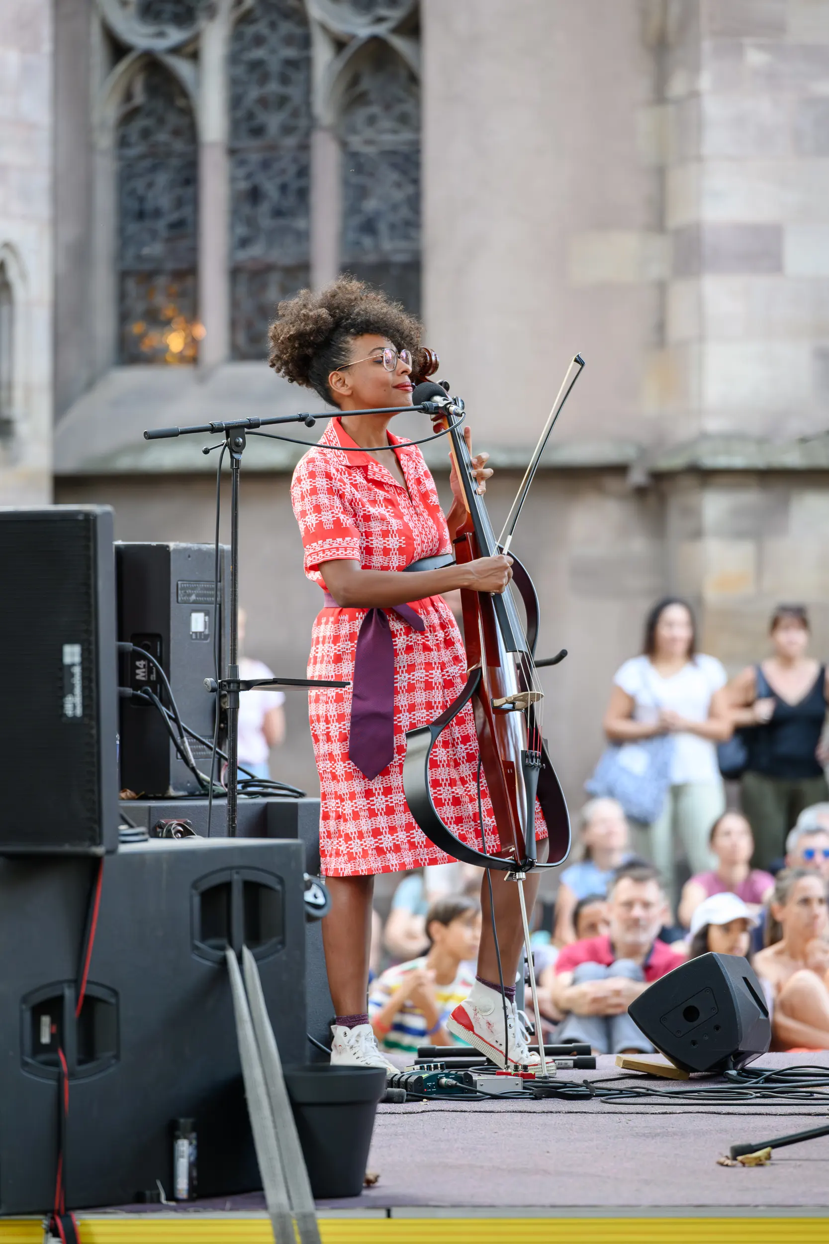 performance artistique du collectif AR au Festival des Arts de la Rue de Strasbourg en 2024 we love catastrophe