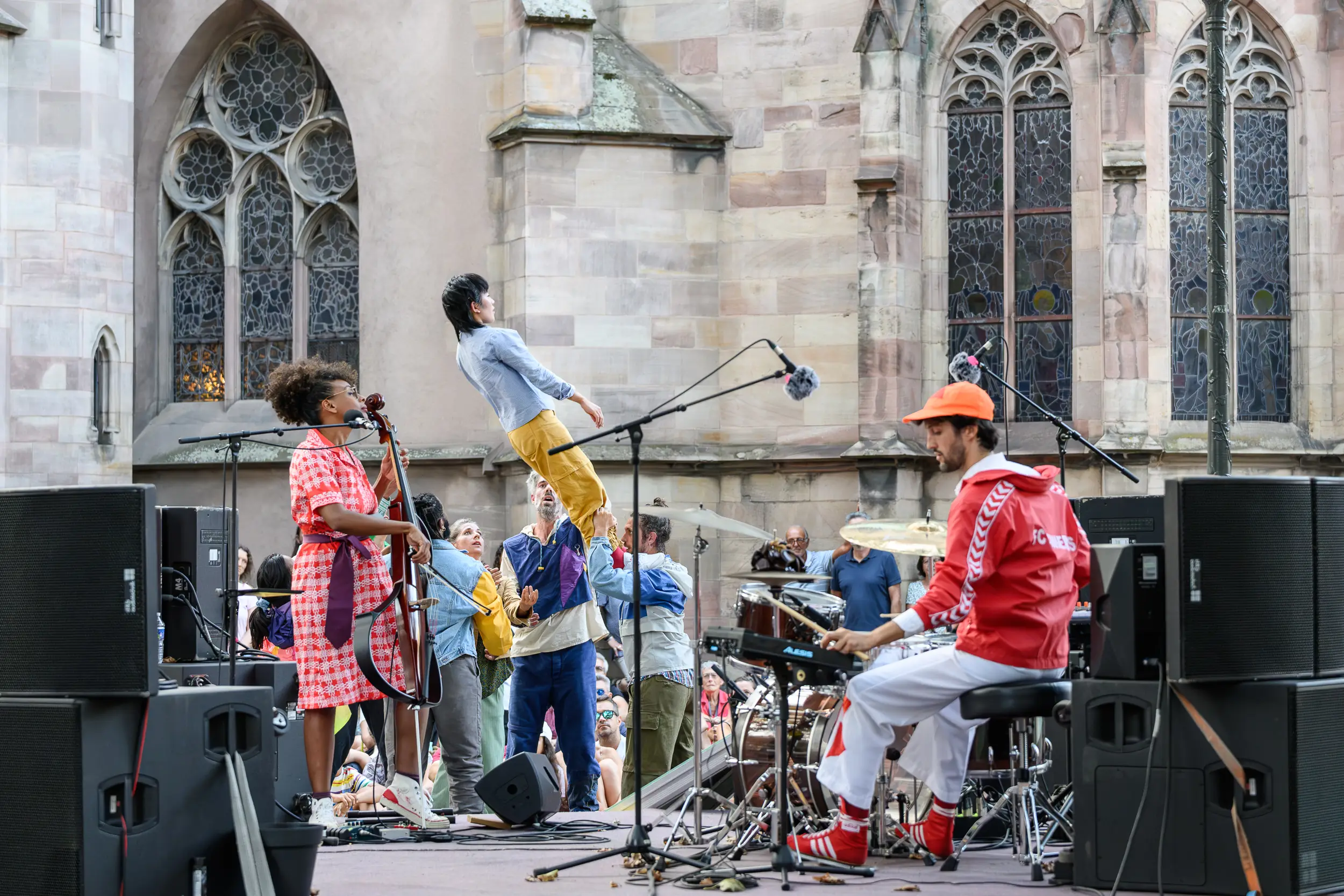 performance artistique du collectif AR au Festival des Arts de la Rue de Strasbourg en 2024 we love catastrophe