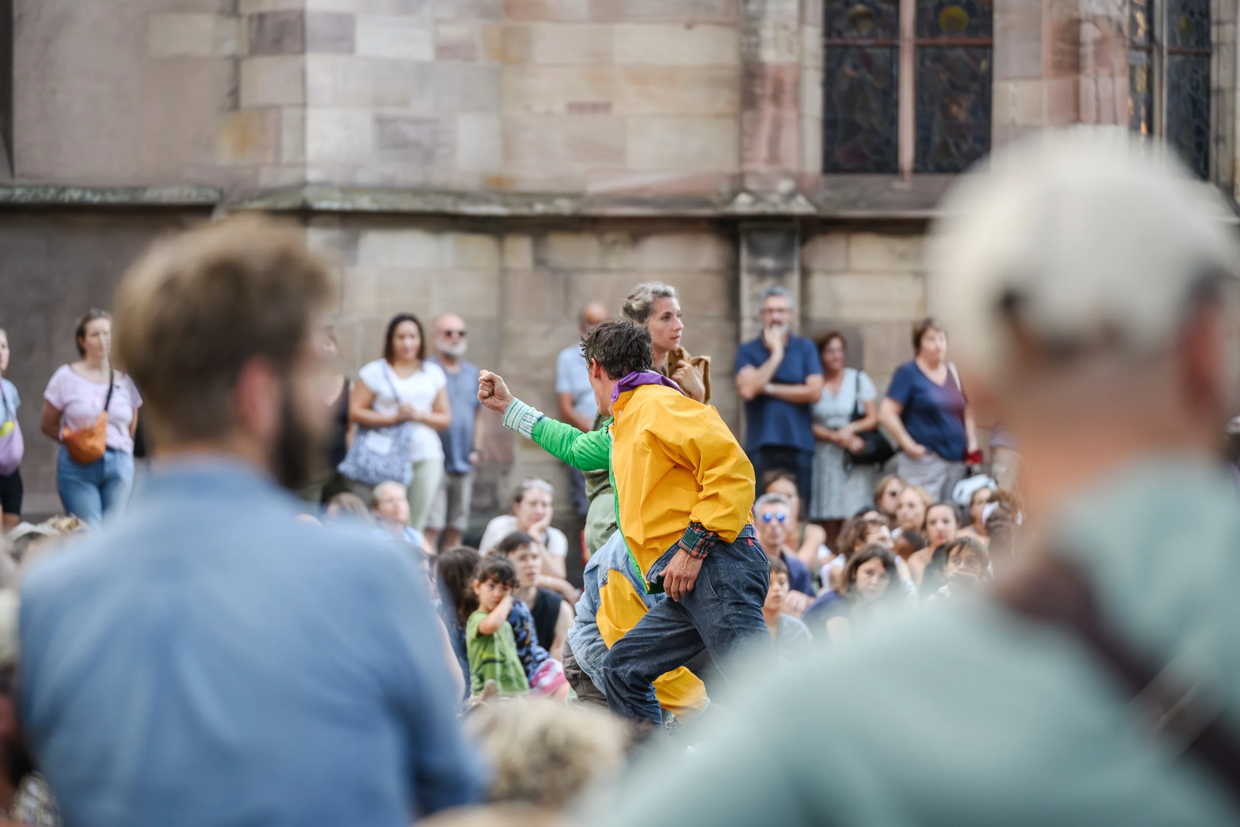 performance artistique du collectif AR au Festival des Arts de la Rue de Strasbourg en 2024 we love catastrophe