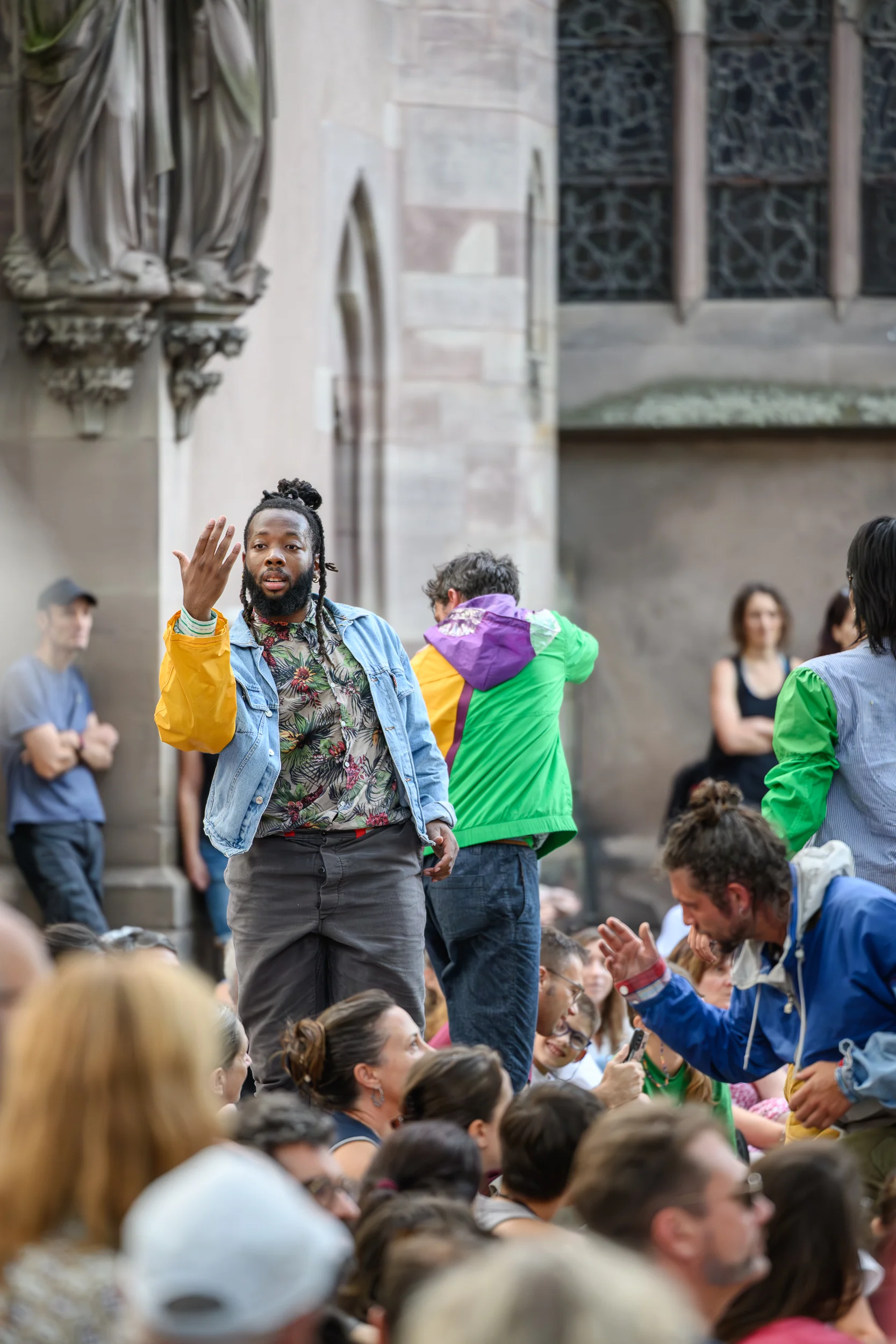 performance artistique du collectif AR au Festival des Arts de la Rue de Strasbourg en 2024 we love catastrophe
