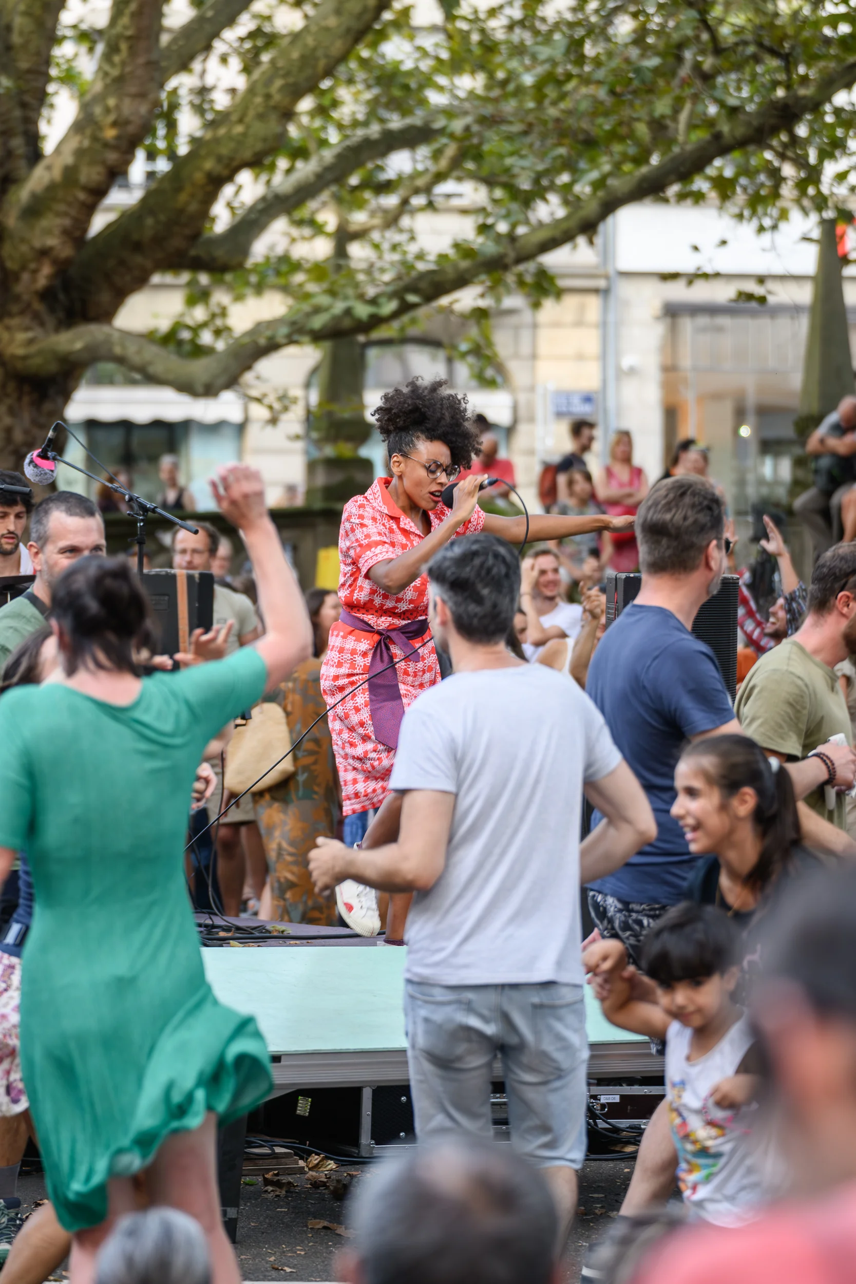 performance artistique du collectif AR au Festival des Arts de la Rue de Strasbourg en 2024 we love catastrophe