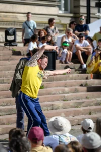 performance artistique de la compagnie Paon dans le ciment au Festival des Arts de la Rue de Strasbourg en 2024 hune