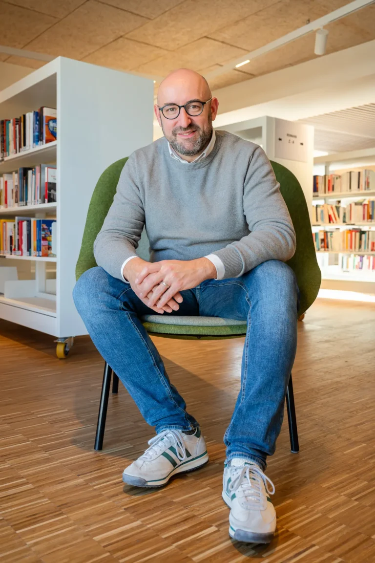 Portrait de Guillaume Gast responsable de la médiathèque Frida Kahlo de Schiltigheim photographie de presse