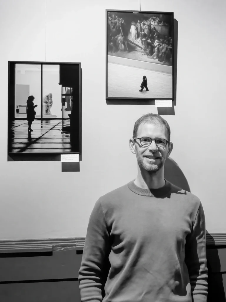 Photographie de Cyril BECARD lors de son exposition au thé des muses