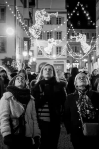 photographie d'art personne regardant la cathédrale de Strasbourg photo prise par Cyril Bécard
