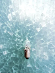 photographie d'art Strasbourg détail ampoule sur vitre fêlée tirages originaux série fragments