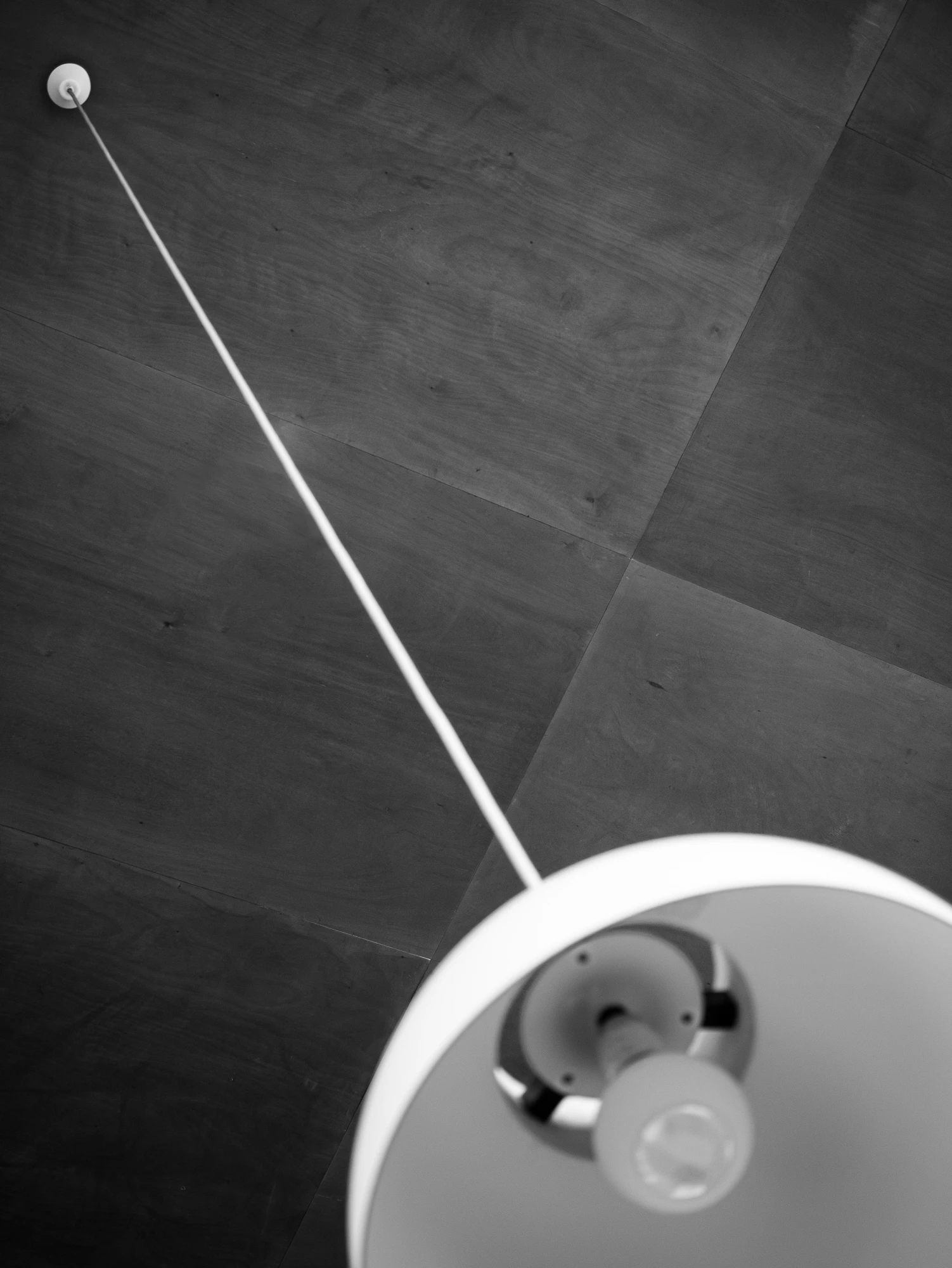 lampe plafond en noir et blanc Strasbourg photographie prise par Cyril Bécard
