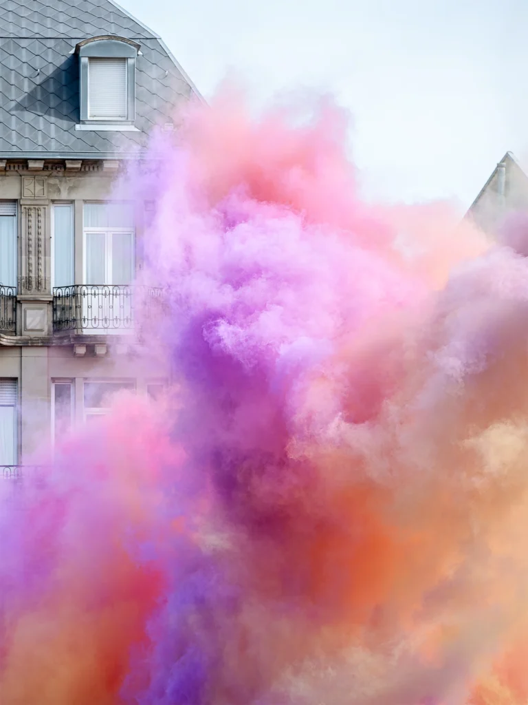 photographie d'art Strasbourg premier mai 2024 fumigènes roses série fragments photographie prise par Cyril Bécard