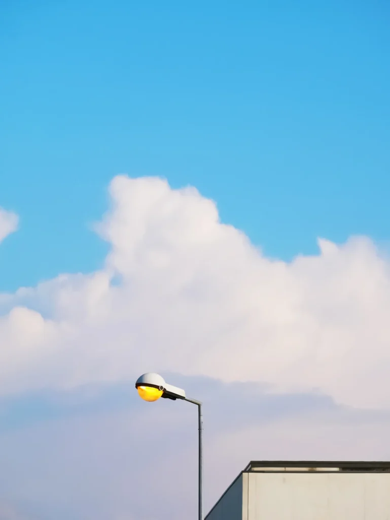 Photographie d'art Strasbourg lampadaire, ciel bleu et nuage campus cronenbourg photographie prise par Cyril Bécard