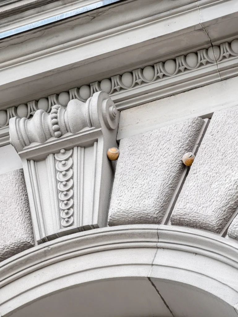 balle de tennis coincées sur la façade d'un bâtiment Strasbourg photographie prise par Cyril Bécard