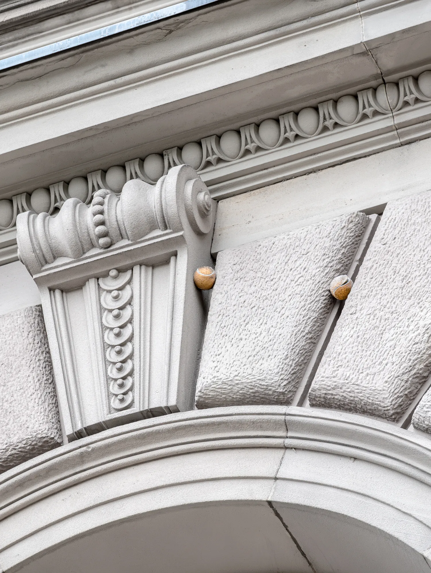 balle de tennis coincées sur la façade d'un bâtiment Strasbourg photographie prise par Cyril Bécard