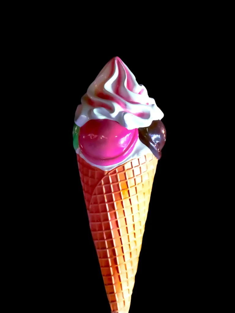 Cornet de glace en plastique sur fond noir fragments deux rives Strasbourg photographie prise par Cyril Bécard