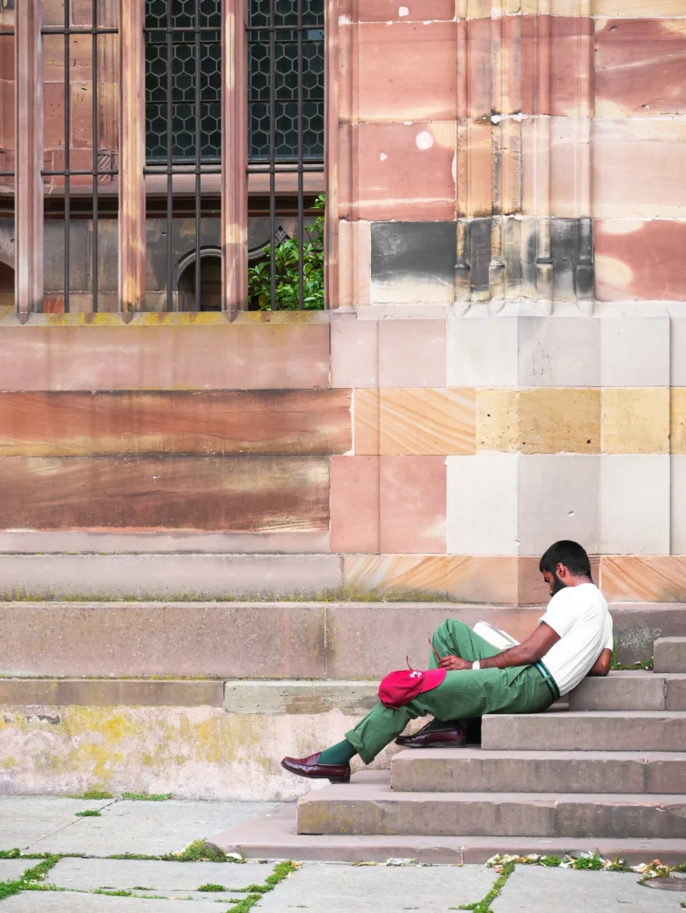 photographie d'art Strasbourg street photography lecteur devant la cathédrale photographie place du château 1 de Cyril Bécard