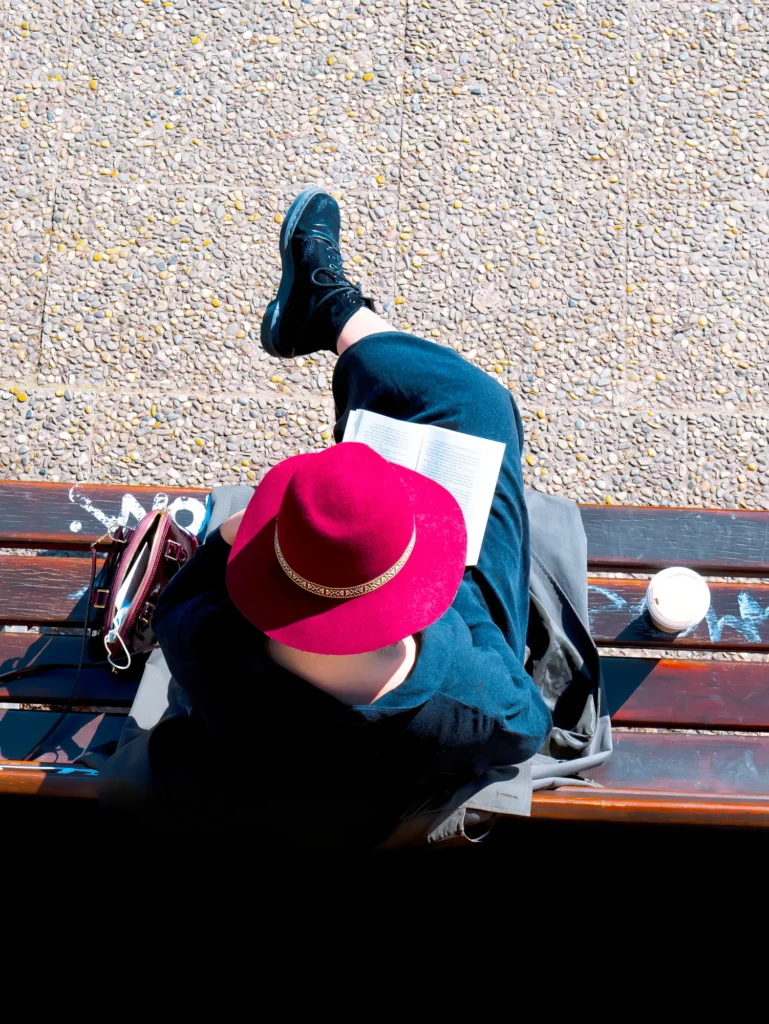photographie d'art Strasbourg street photography lectrice sur un banc Strasbourg quai saint thomas photographie de Cyril Bécard