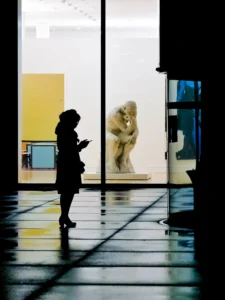 street photography femme téléphone penseur de Rodin musée d'art moderne et contemporain Strasbourg tirages originaux série vous, ailleurs...