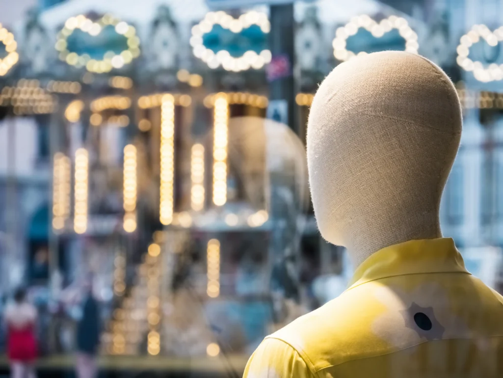 photographie d'art Strasbourg street photography mannequin vitrine et carrousel place Gutenberg rue mercière photographie de Cyril Bécard